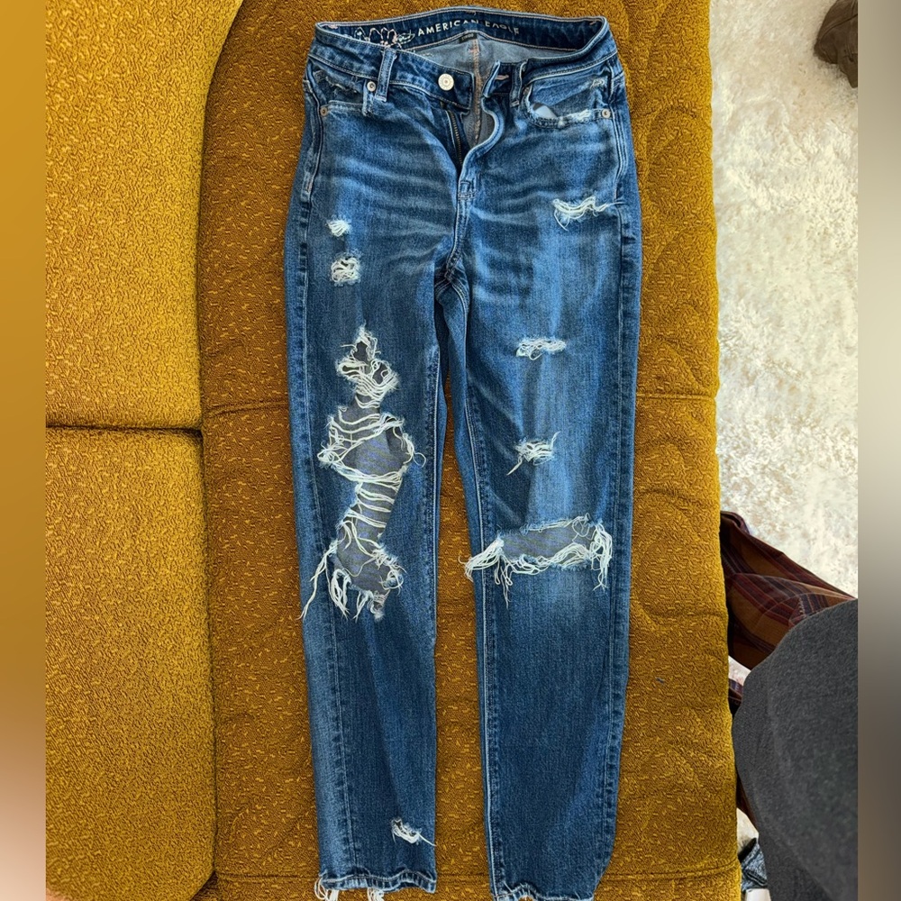 AMERICAN EAGLE OUTFITTERS RIGID STRAIGHT JEANS WITH FLORAL EMBROIDERY